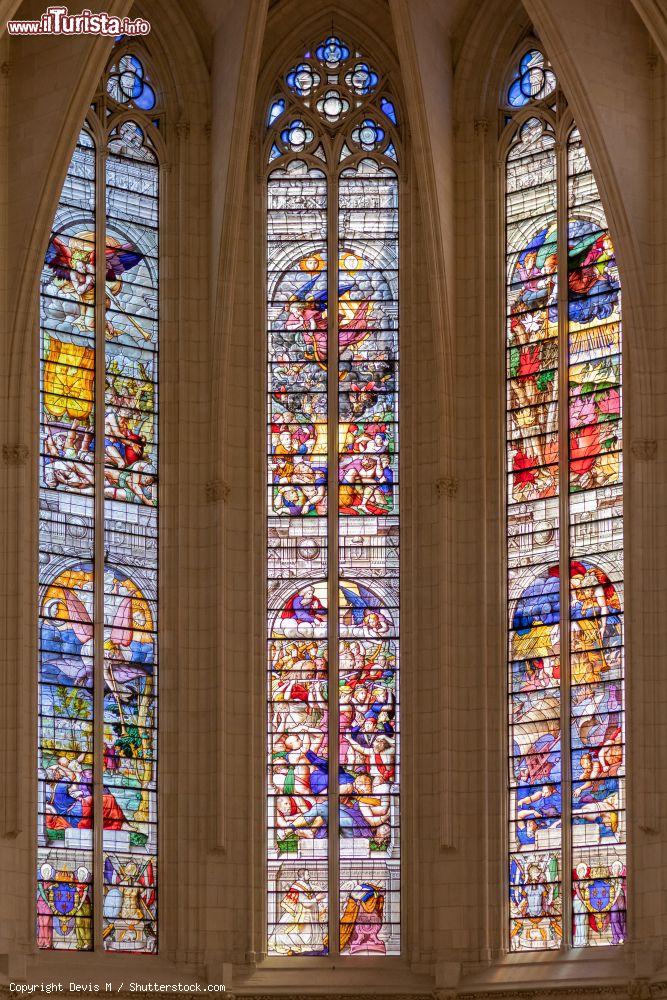 Immagine Le vetrate decorate della chiesa medievale Sainte Chapelle di Vincennes, Francia: si tratta di una chiesetta gotica all'interno delle fortificazioni cittadine - © Devis M / Shutterstock.com