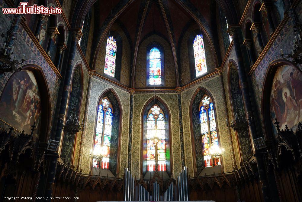 Immagine Le vetrate istoriate e gli affreschi della chiesa di San Giacono a Pau, Francia - © Valery Shanin / Shutterstock.com