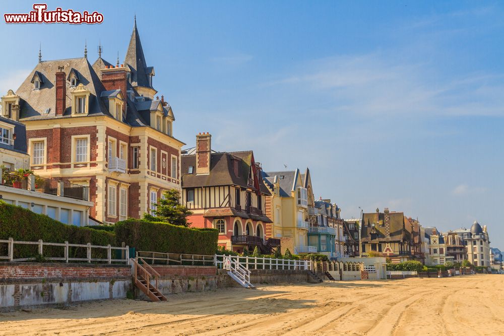 Immagine Le ville di Trouville-sur-Mer (Francia) affacciate sulla Promenade des Planches, il lungomare cittadino.