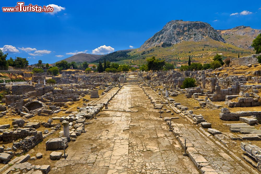 Immagine Lechaion Road (cardo maximus) al sito archeologico di Corinto, Grecia: la strada era pavimentata con lastre di pietra calcarea.