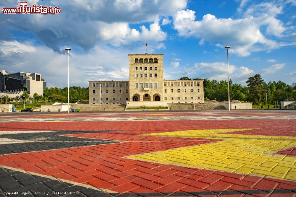 Immagine L'edificio che ospita il Politecnico di Tirana, Albania.  Fondata nel novembre 1951, accoglie circa 10 mila studenti - © Ungvari Attila / Shutterstock.com