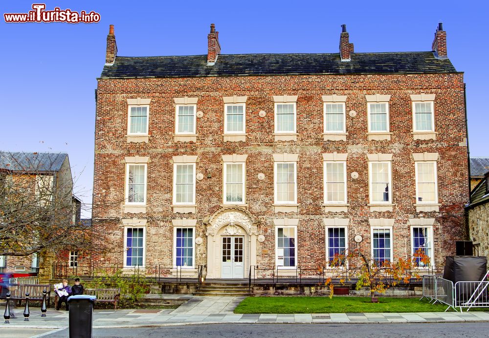 Immagine L'edificio che ospita l'Università di Durham, Inghilterra. E' uno dei migliori centri di studio e ricerca del paese, quasi sempre fra le prime 5 università del paese.