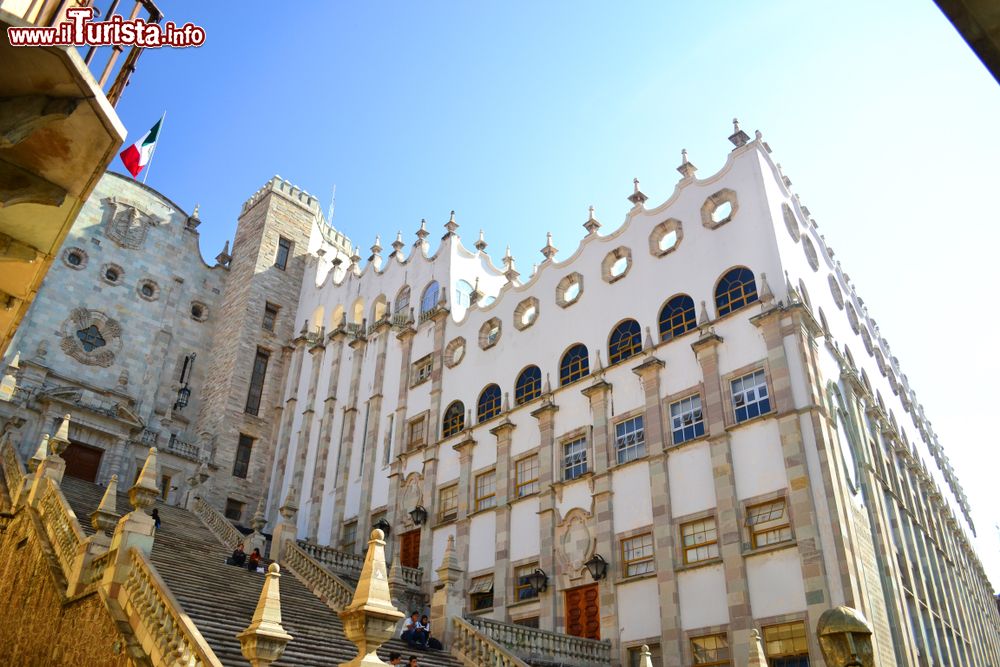 Immagine L'edificio che ospita l'Università di Guanajuato, Messico. Centro culturale della città, questa università è una delle più antiche dell'America Latina. Aprì le sue porte per la prima volta nel XVIII° secolo quando era ancora un collegio gesuita per bambini.