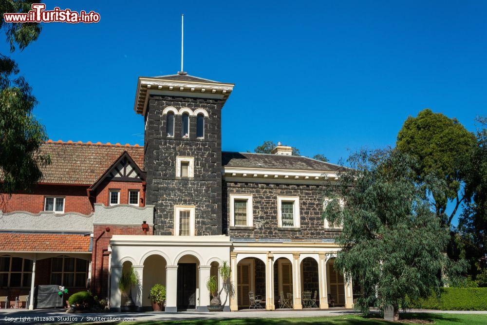 Immagine L'edificio del Bishopscourt a Melbourne, Australia. Costruita nel 1853, è stata disegnata da Newson and Blackburn ed è la più antica casa nella parte est della città - © Alizada Studios / Shutterstock.com