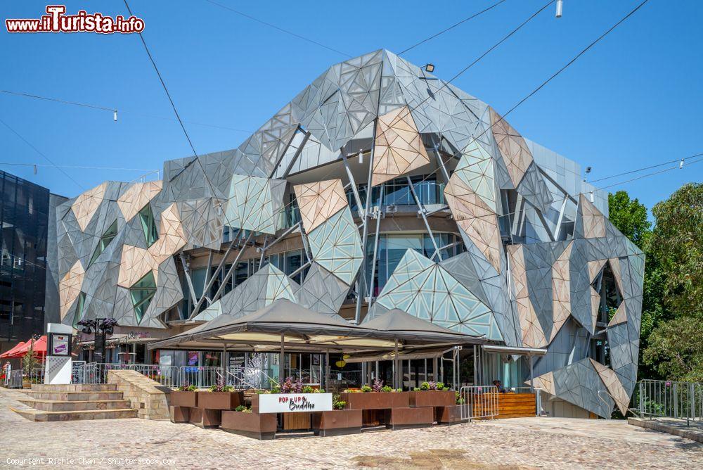 Immagine L'edificio dell'Australian Centre for the Moving Image in Federation Square a Melbourne, Australia. Si tratta di uno spazio museale dedicato a film, video games, cultura digitale e arte - © Richie Chan / Shutterstock.com