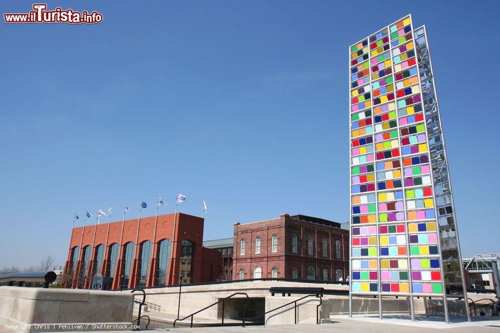 Immagine L'edificio dell'NCAA Hall of Champions e The Tent Sculpture al parco White River State, Indianapolis (Indiana)  - © Chris T Pehlivan / Shutterstock.com