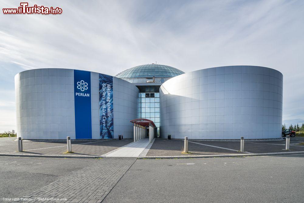 Immagine L'edificio di Perlan a Reykjavik, Islanda. Disegnato da Ingimundur Sveinsson, è considerato un monumento d'architettura - © Pabkov / Shutterstock.com