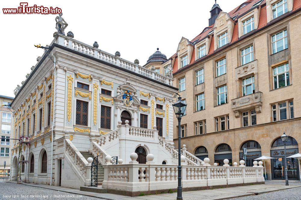Immagine L'edificio storico in stile barocco dell'Old Stock Exchange in Naschmarkt Plaza a Lipsia, Germania - © Gaid Kornsilapa / Shutterstock.com