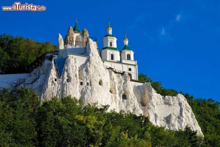 Immagine Svyatogorsk lavra: a circa 150 km a nord della città di Donetsk, la Leggendaria chiesa sulla roccia di gesso