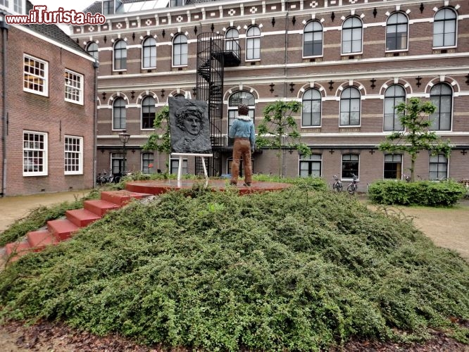 Immagine Leiden Il monumento dedicato a Rembrandt , il cittadino più illustre della storia di Leiden