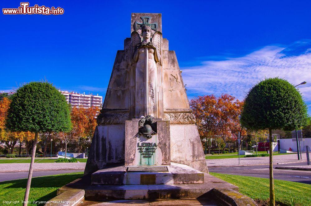 Immagine Leiria (Portogallo): monumento in pietra in onore dei caduti della Grande Guerra - © Pavel Zyryanov / Shutterstock.com