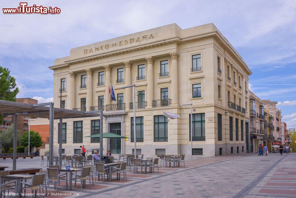 Immagine L'elegante edificio che ospita il Banco di Spagna nel centro storico di Guadalajara, Spagna - © Salvador Aznar / Shutterstock.com