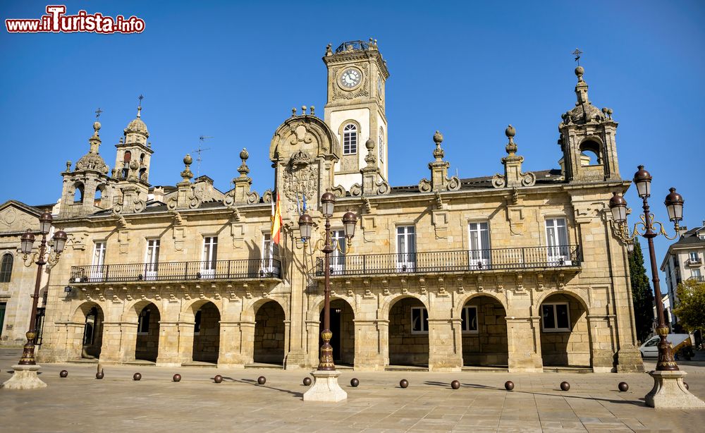 Immagine L'elegante edificio che ospita il Palazzo Municipale nel centro di Lugo, Galizia, Spagna.