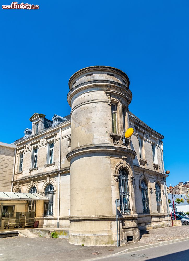 Immagine L'elegante edificio che ospita l'Ufficio Postale di Cognac, Francia.