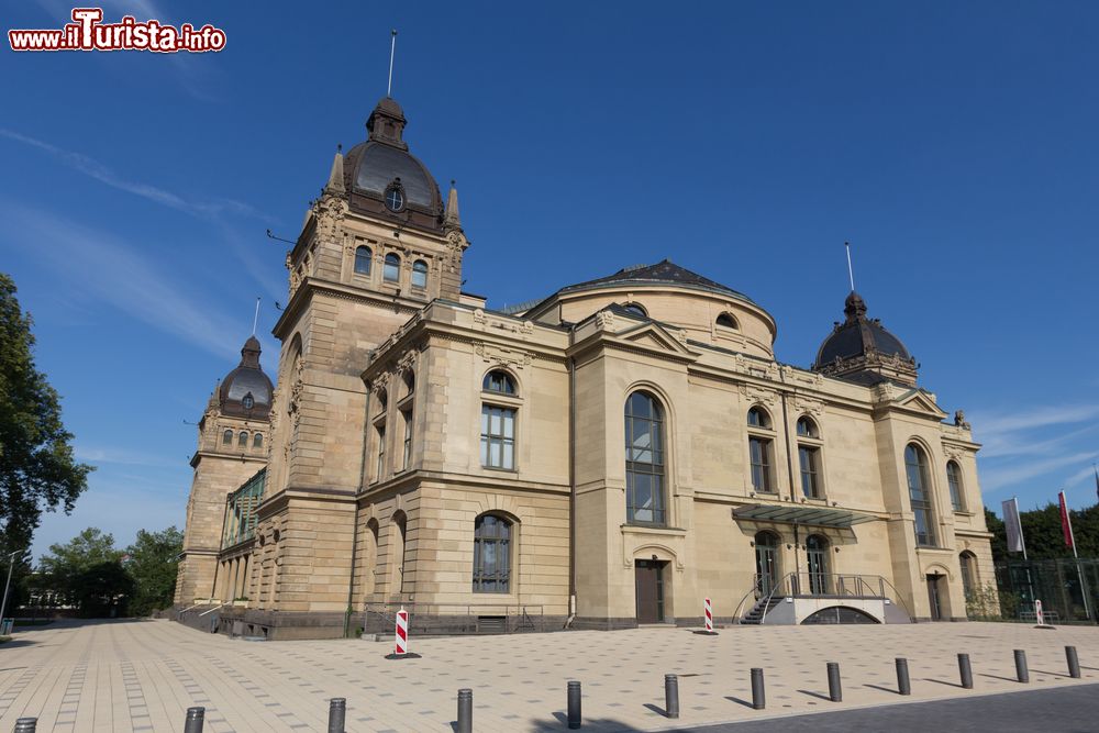 Immagine L'elegante edificio del Palazzo Municipale di Wuppertal, Germania.