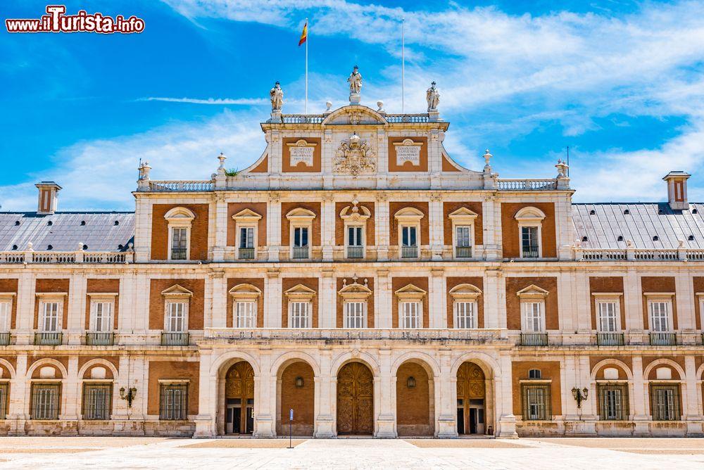 Immagine L'elegante facciata del palazzo reale di Aranjuez, Madrid, Spagna - © Takashi Images / Shutterstock.com