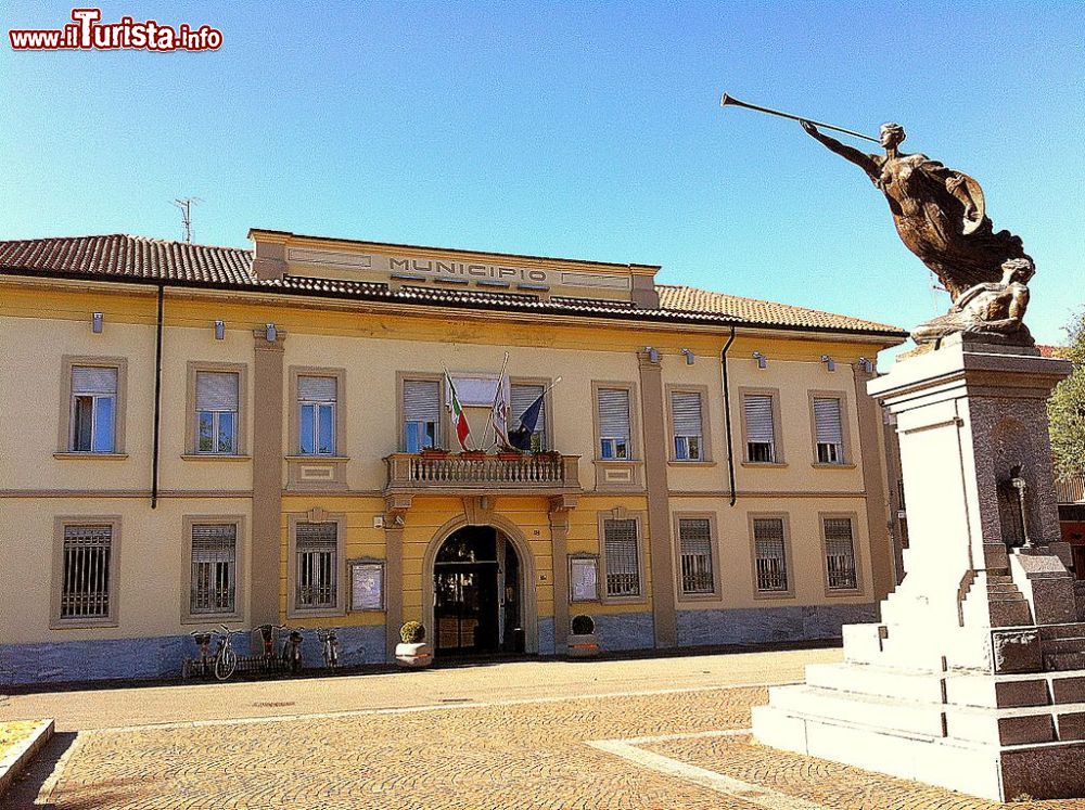 Immagine L'elegante Municipio di Cornaredo, cittadina dell'Hinterland milanese in Lombardia - © Kaosrimo, CC BY-SA 3.0, Wikipedia