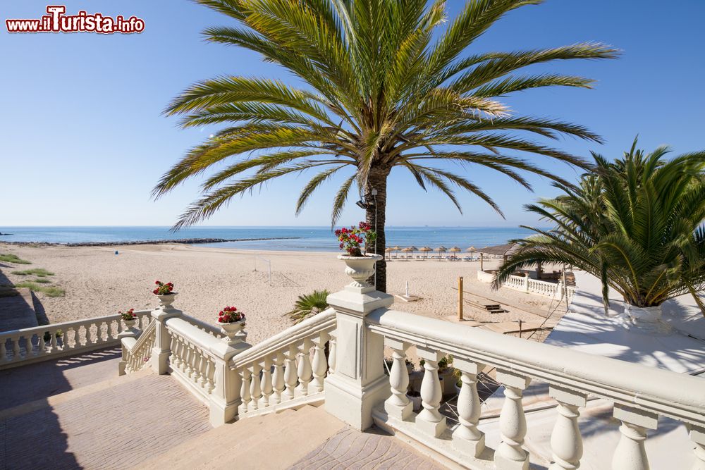 Immagine L'elegante scala per la spaiggia sabbiosa di Voramar a Benicassim, provincia di Castellon de la Plana, Spagna.