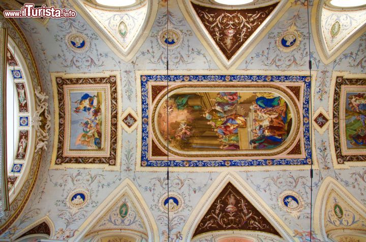 Immagine L'elegante soffitto affrescato della Chiesa del Santissimo Salvatore, a Noto - tra le tante bellezze della Chiesa del Santissimo Salvatore, splendido esempio di barocco siciliano a Noto, i soffitti affrescati risaltano in modo particolare.  La volta è infatti impreziosita dalle opere del pittore Ermenegildo Martorana, esponente di spicco dell'ottocento artistico siciliano. - © slalomgigante / Shutterstock.com