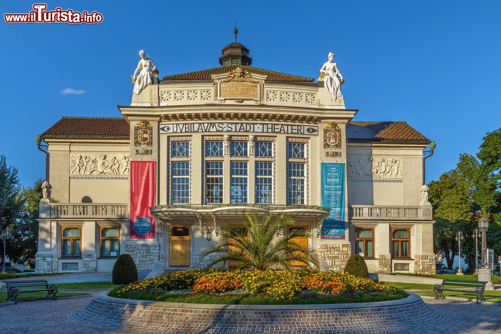 Immagine L'elegante teatro di Klagenfurt, Austria. E' stato progettato dallo studio di architettura viennese  Fellner & Helmer e completato nel 1910.