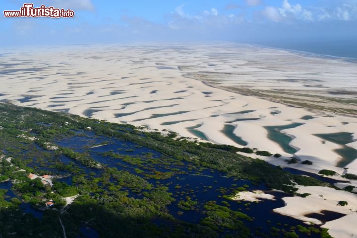 Immagine Fotografia dei Lençois Maranhenses, l'incredibile parco nazionale del Brasile, qui ripreso in una vista aerea.