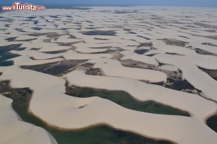 Immagine Lençois Maranhenses, il magico Parco Nazionale del Maranhao (Brasile), ammirato a bordo di un Cessna durante il nostro volo in collaborazione con Embratur.