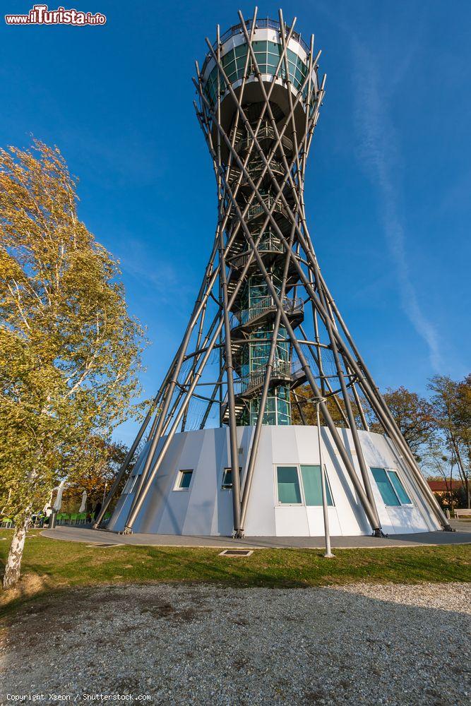 Immagine Lendava, Slovenia: la torre Vinarium fotografata in una giornata di autunno. Si tratta di una torre di osservazione che s'innalza per 53,5 metri e sorge a Dolgovaske Gorice, grazioso villaggio sopra le colline di Lendava - © Xseon / Shutterstock.com