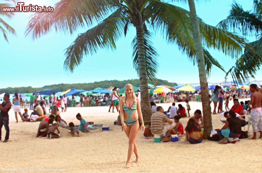 Immagine Lenka Kopalova sulla spiaggia di Boca Chica, Repubblica Dominicana, durante le vacanze per il giorno dell'Indipendenza - © Lena Ev / Shutterstock.com
