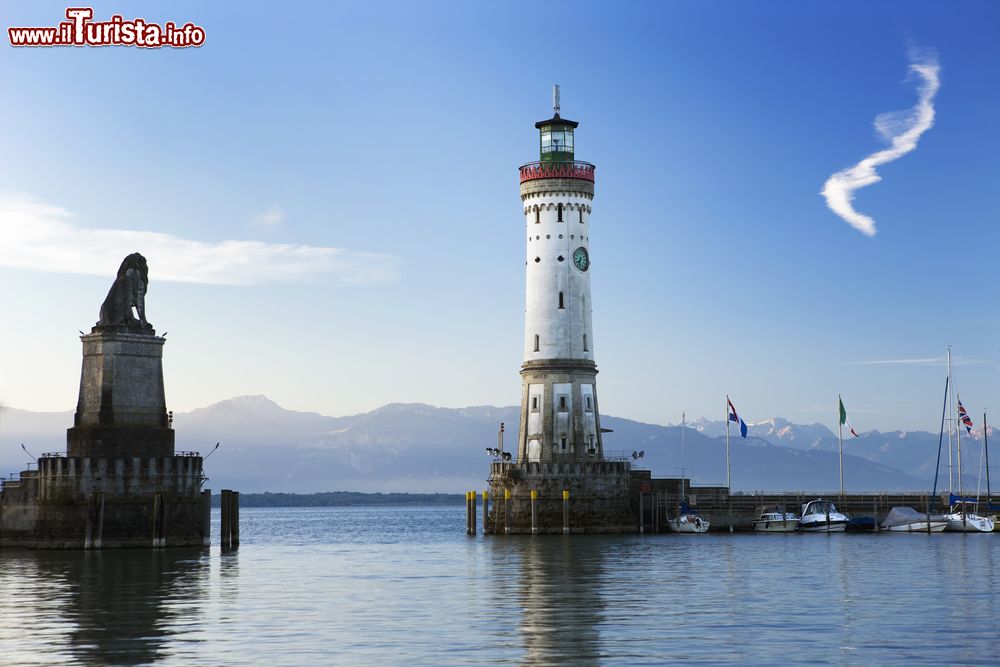 Immagine L'entrata al Vecchio Porto de La Rochelle, Francia, con il faro.