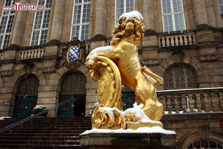 Immagine Leone d'oro al Municipio di Kassel, Germania - Un soffice manto di neve ricopre la statua aurea che raffigura un leone posta dinnanzi al palazzo municipale di Kassel © anweber / Shutterstock.com