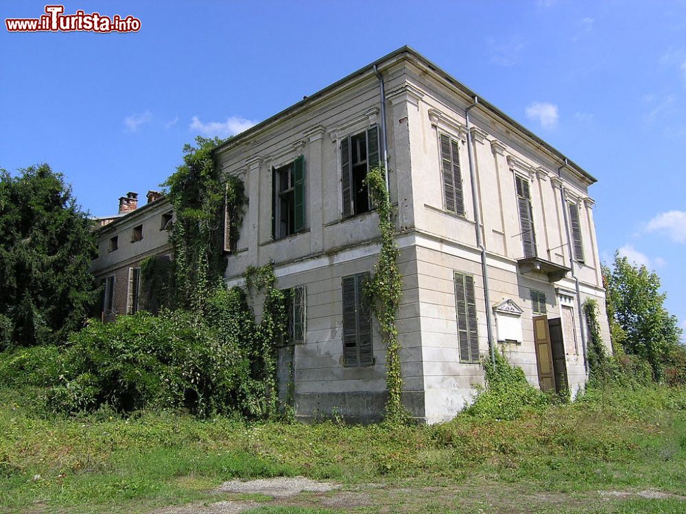 Immagine Leri Cavour. villa abbandonata in Piemonte, a Trino Vercellese - © Marco Plassio,CC BY-SA 3.0, Wikipedia