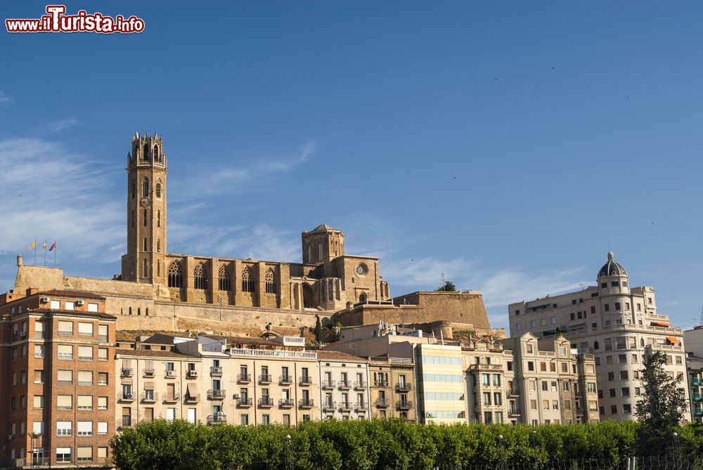 Immagine Lerida, Spagna: una bella immagine dell'antica e della moderna città della Catalogna.