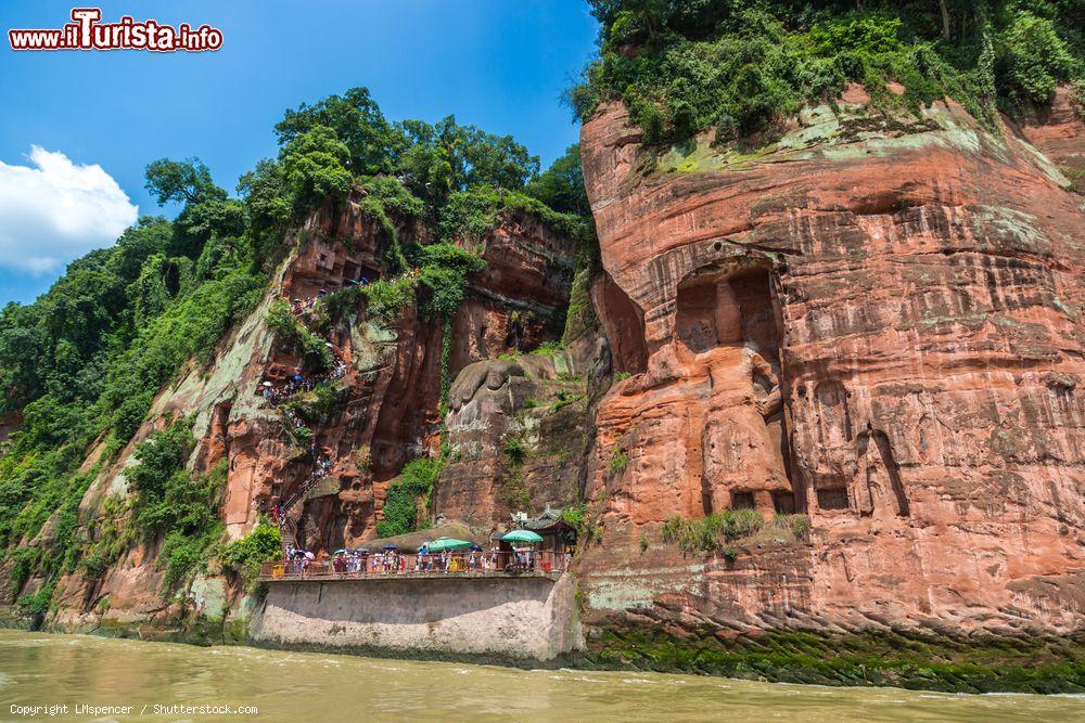 Immagine Leshan, Cina: la statua del Buddha più grande al mondo si trova scolpita fra queste rocce, a 2 ore di auto dalla città di Chengdu - © LMspencer / Shutterstock.com