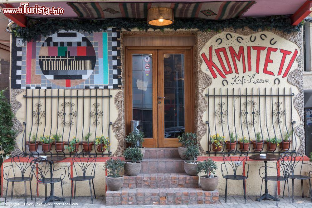 Immagine L'esterno del Komiteti Cafe Museum di Tirana, Albania. Situato a due passi dalla Piramide, questo grazioso locale accoglie anche oggetti tipici dell'epoca comunista - © Oliver Lawn / Shutterstock.com
