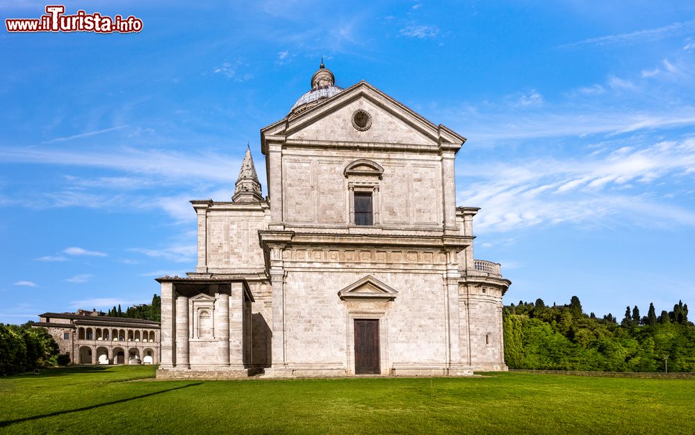 Immagine L'esterno della chiesa della Madonna di San Biagio a Montepulciano, Toscana, Italia. Chiamato anche tempio di San Biagio per la sua monumentalità, questo luogo di culto cattolico è opera di Antonio da Sangallo il Vecchio. E' un eccellente testimonianza di architettura rinascimentale toscana del XVI° secolo e sorge poco fuori il centro storico di Montepulciano.