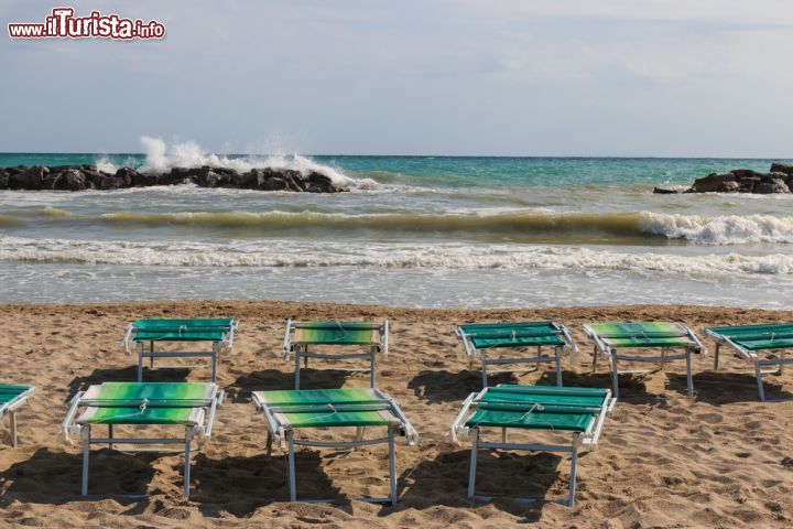 Immagine Lettini sulla spiaggia di San Bendetto del Tronto, Marche, con il mare mosso - © 260226128 / Shutterstock.com