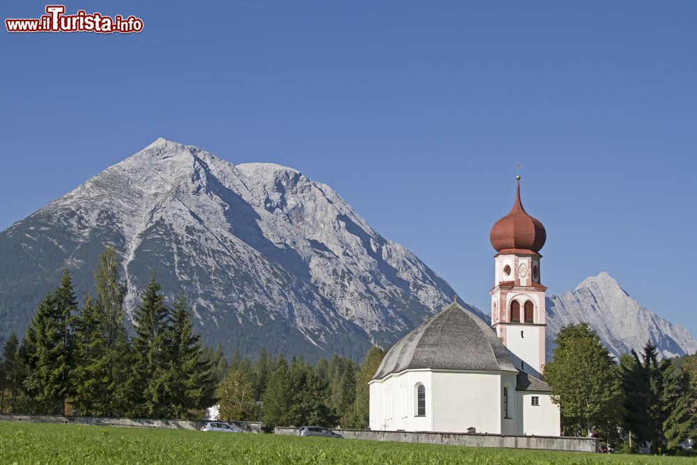 Immagine Leutasch in estate e la sua chiesa simbolo