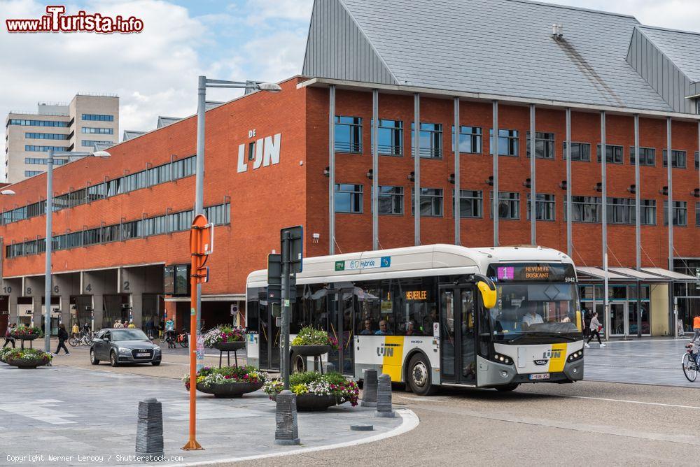 Immagine Leuven, Fiandre: piazza Martelarenplein e strada Bondgenotenlaan nei pressi della stazione ferroviaria (Belgio) - © Werner Lerooy / Shutterstock.com