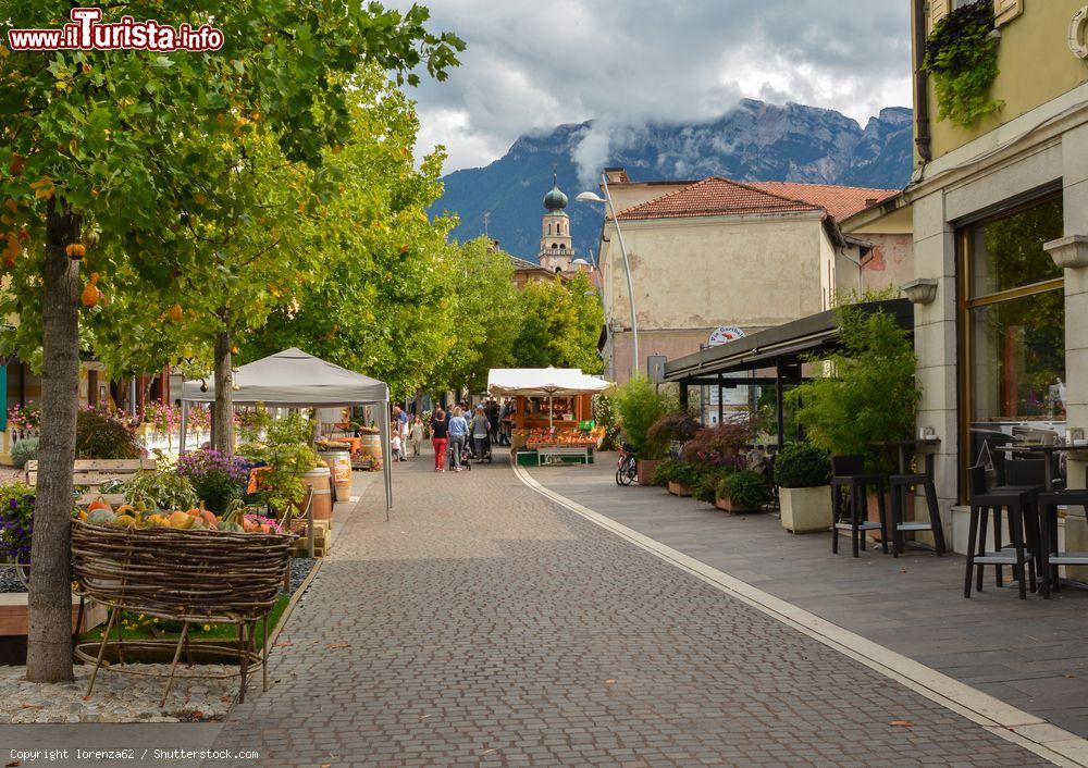 Immagine Levico terme in autunno, durante il Festival della Zucca - © lorenza62 / Shutterstock.com