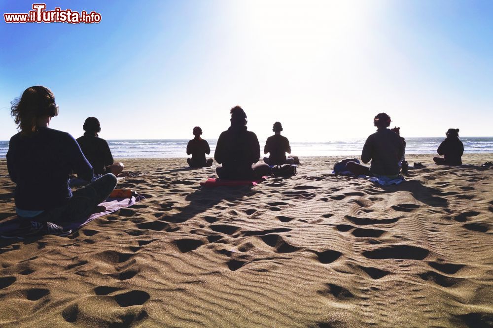 Immagine Lezione di Yoga a Baker Beach a San Francisco, California (USA).