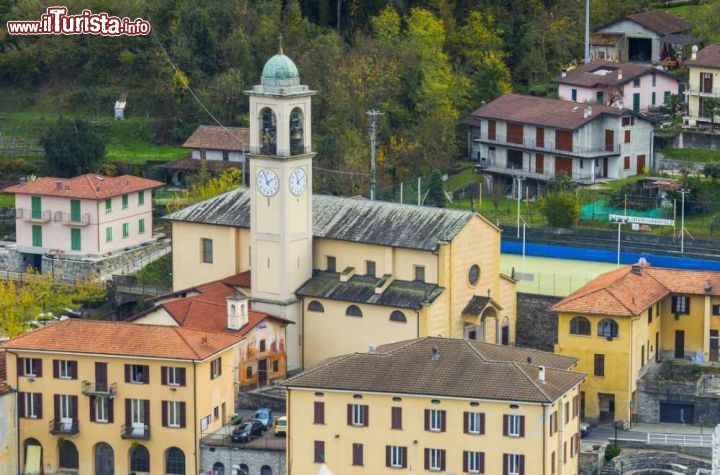 Immagine Lezzeno, il suo centro e la Chiesa dei Santi Quirico e  Giulitta sul Lago di Como - © www.triangololariano.it