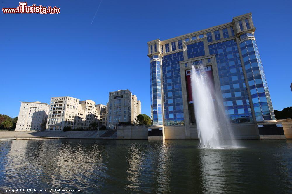 Immagine L'Hotel de Region a Montpellier, Francia, con la moderna facciata in vetro. Si trova nel distretto di Antigone - © BOULENGER Xavier / Shutterstock.com