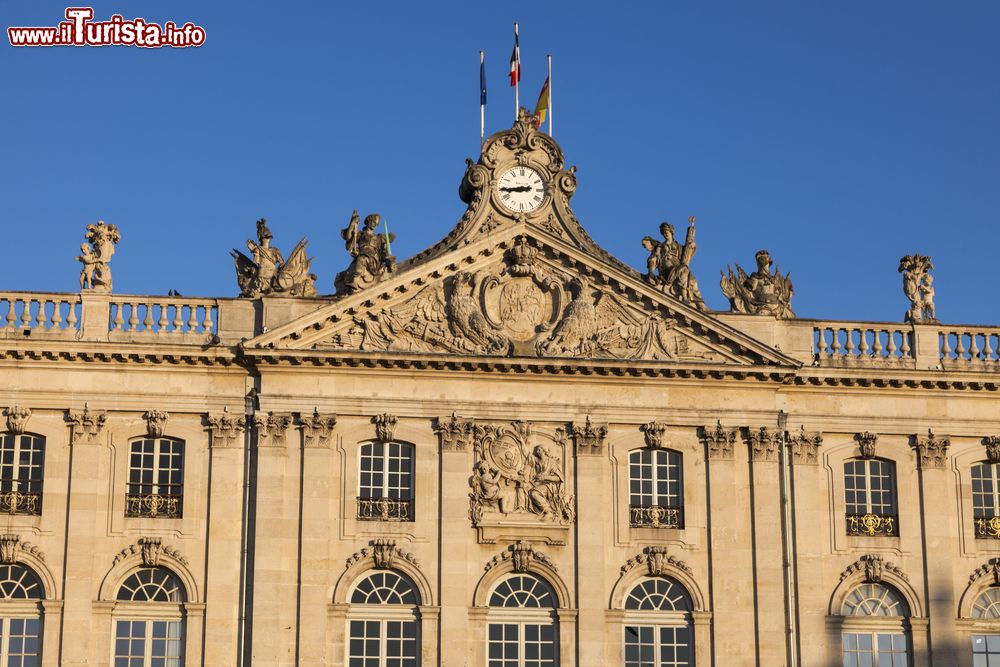Immagine L'Hotel de Ville di Nancy, Francia: la suggestiva facciata con frontone e orologio.