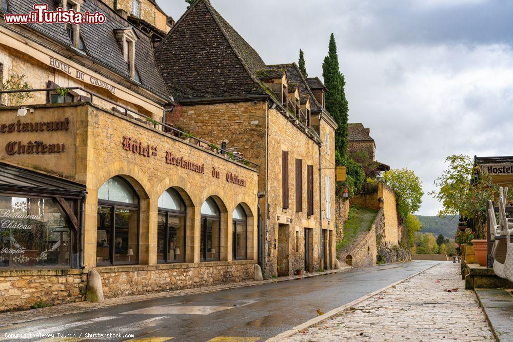 Immagine L'Hotel du Chateau nel centro del villaggio di Beynac-et-Cazenac, Dordogna, Francia - © Alexey Tyurin / Shutterstock.com