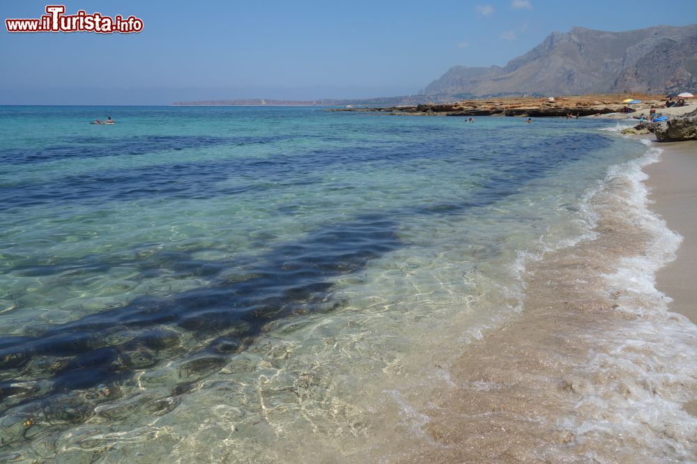 Immagine Lido Acqua Azzurra a Castelluzzo nella Baia Santa Margherita, San Vito Lo Capo in Sicilia.
