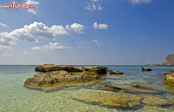 Immagine Spiaggia di Lido Burrone sull'isola di Favignana, Sicilia. Sabbia fine di colore chiaro e mare cristallino: siamo a Lido Burrone, unìampia spiaggia facile da raggiungere grazie alla strada costiera. E' l'unico lido attrezzato di Favignana - © pio3 / Shutterstock.com