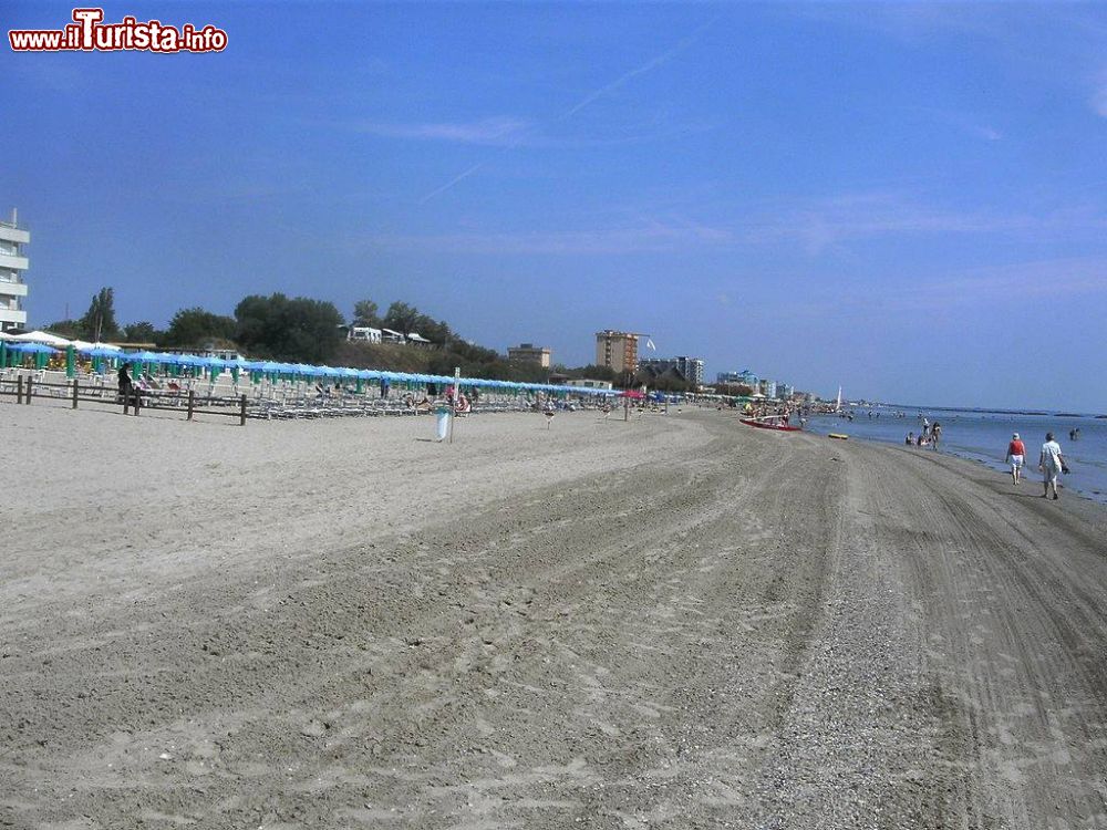 Immagine Lido degli Scacchi: la bella spiaggia dei Lidi Ferraresi in Emilia-Romagna  - © User Alemanno, Copyrighted free use, Wikipedia