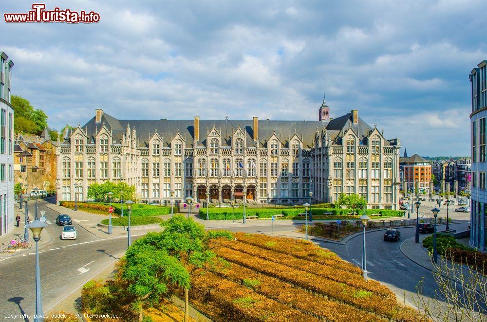 Immagine Liegi, Belgio: l'imponente Palzzo dei Principi-Vescovi presso Place Saint Lambert in una gioranta di sole - © pavel dudek / Shutterstock.com