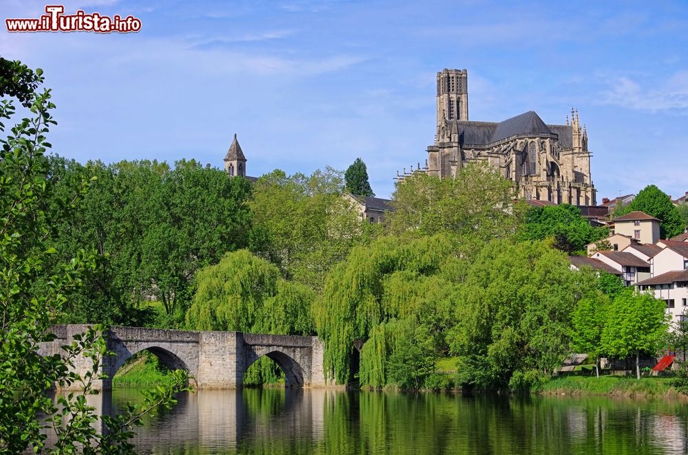 Immagine Limoges, graziosa cittadina nella Nuova Aquitania, Francia. Si trova a circa 220 km da Bordeaux.