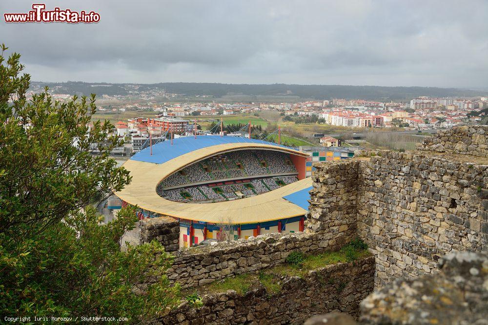 Immagine L'impianto sportivo di Leiria visto dal castello, Portogallo. Lo stadio Dr. Magalhaes Pessoa è stato inaugurato nel 2003 e può ospitare sino a 30 mila persone - © Iurii Morozov / Shutterstock.com